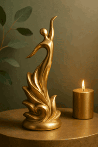 Goldene Deko-Skulptur in abstrahierter Form, die sich elegant emporstreckt. Ein Symbol für persönliche Weiterentwicklung und inneres Wachstum, stilvoll arrangiert mit goldener Kerze und grüner Naturdeko im Hintergrund. Ideal für Blogbeiträge zu Achtsamkeit, Selbstfindung und Motivation.